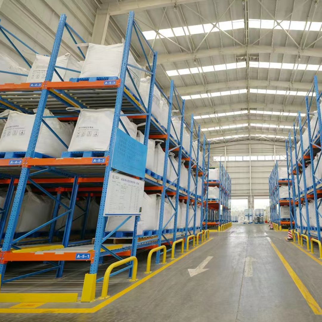 Sistema de estantes de armazenamento FIFO por gravidade com roletes de aço reforçado, 5 camadas, proteção contra corrosão, certificação TUV.