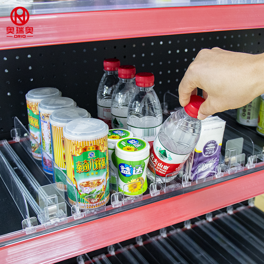 Sistema FIFO (First In, First Out) ajustável em plástico com divisórias transparentes para exposição de bebidas em lojas de varejo.