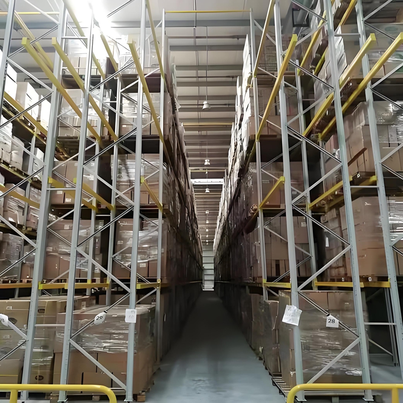 Estante porta-paletes industrial de alta capacidade com 5 camadas e sistema drive-in, ajustável, durável e com revestimento em pó antiferrugem.