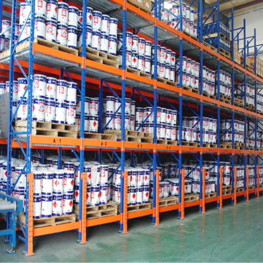 Sistema de estantes dinâmicas FIFO com roletes de aço reforçado Kaku para armazenamento de carga e equipamentos em armazéns. Modelo KKMR00021.