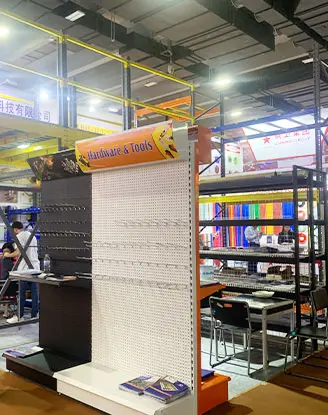 Apresentação de sistemas de estantes em feira internacional