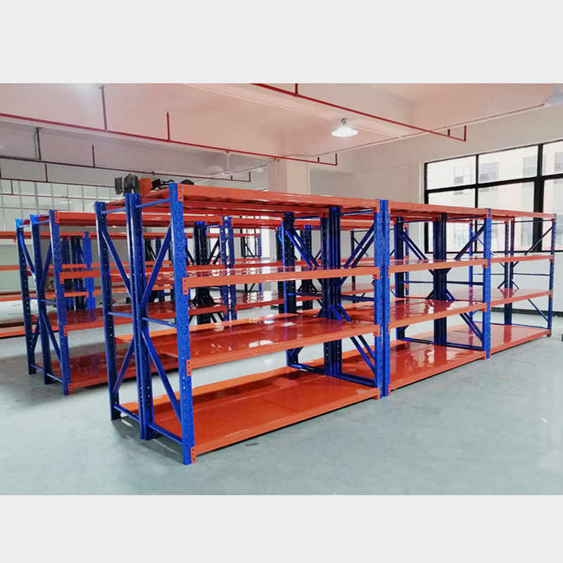 Estante industrial de armazenamento resistente para armazém, com prateleiras metálicas e plataforma de aço.