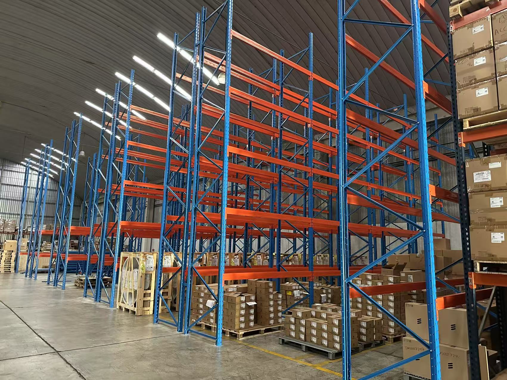 Estante de paletes industrial reforçada Mracking, com capacidade de 1000 kg, 2000 kg e 3000 kg por camada.