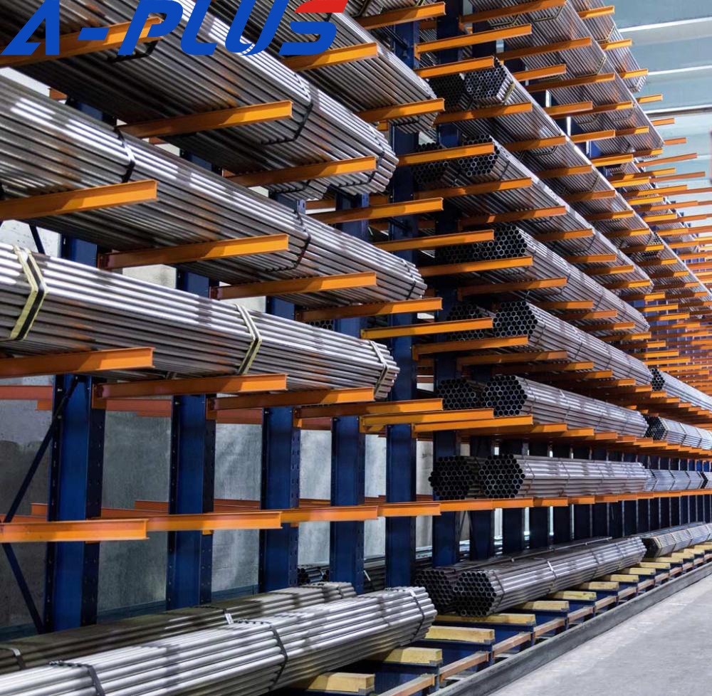 Estante industrial reforçada de 5 camadas em aço, estilo cantilever, para armazenamento de paletes.