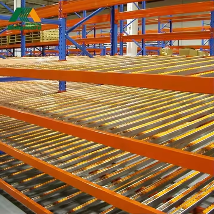 Sistemas de estantes de armazenamento em aço duráveis, com sistema de fluxo por gravidade e roletes, ideais para caixas de papelão.