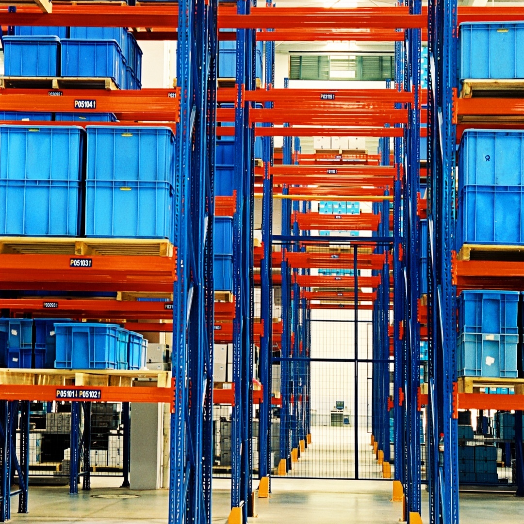 Estante metálica industrial reforçada com estrutura de parafusos e acabamento em pintura eletrostática a pó para armazenamento em armazéns.