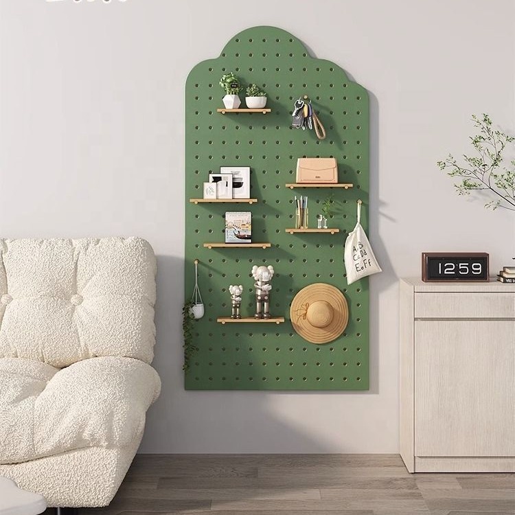 Prateleira de parede para hall de entrada, em madeira maciça, com design moderno e minimalista, formato quadrado.