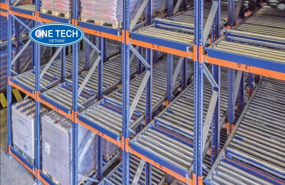Sistema versátil de estantes modulares de aço para fluxo de caixas, com trilhos de roletes automáticos de alta resistência, design para separação rápida de pedidos e comércio eletrônico.