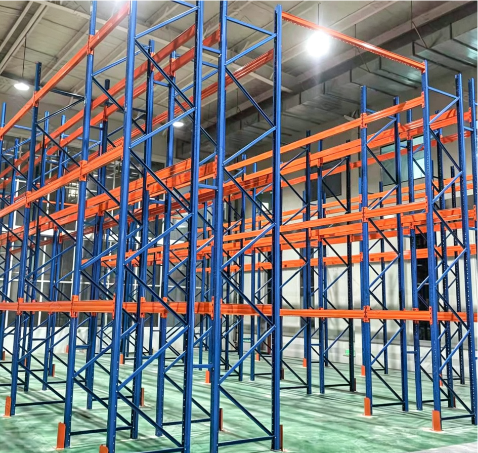 Estante para paletes de montagem seletiva industrial para armazenamento pesado em armazéns.