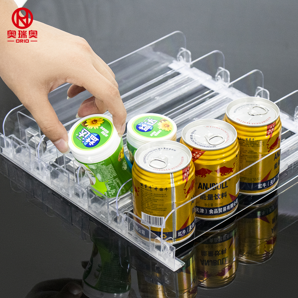 Sistema FIFO (First In, First Out) ajustável em plástico com divisórias transparentes para exposição de bebidas em lojas de varejo.