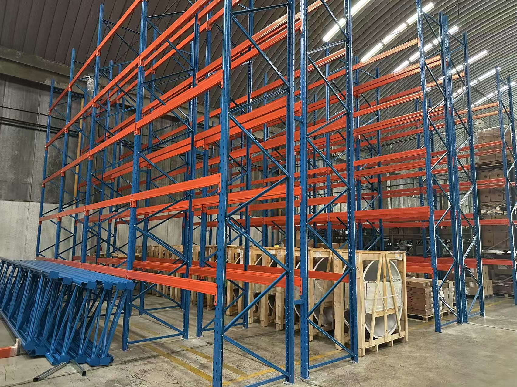 Estante de paletes industrial reforçada Mracking, com capacidade de 1000 kg, 2000 kg e 3000 kg por camada.
