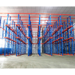 Estante porta-paletes drive-through para empilhadeira, ideal para armazenamento de alta densidade em armazéns.