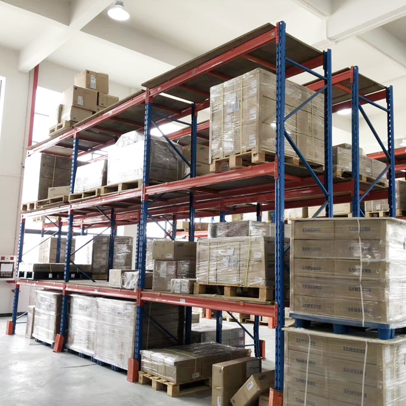 Estante de aço para armazenamento de materiais industriais de alta resistência.