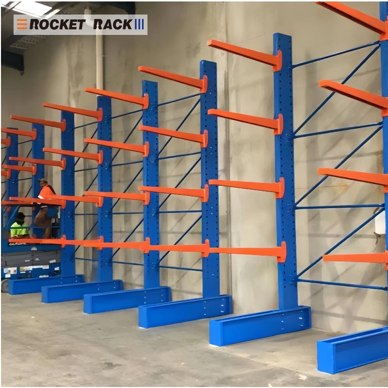 Sistema de estanteria industrial reforçada com prateleira cantilever ajustável para itens longos.