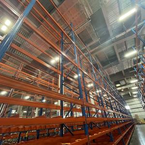 Sistema de estantes de fluxo contínuo personalizável em aço reforçado com 5 camadas para caixas de papelão, ideal para inventário FIFO.