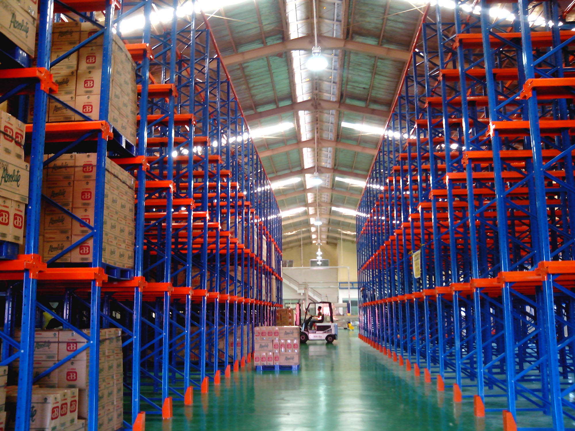 Sistema de estantes industriais drive-in do fabricante, design livre, prateleiras baixas de aço, armazenamento para garagem, proteção contra corrosão.