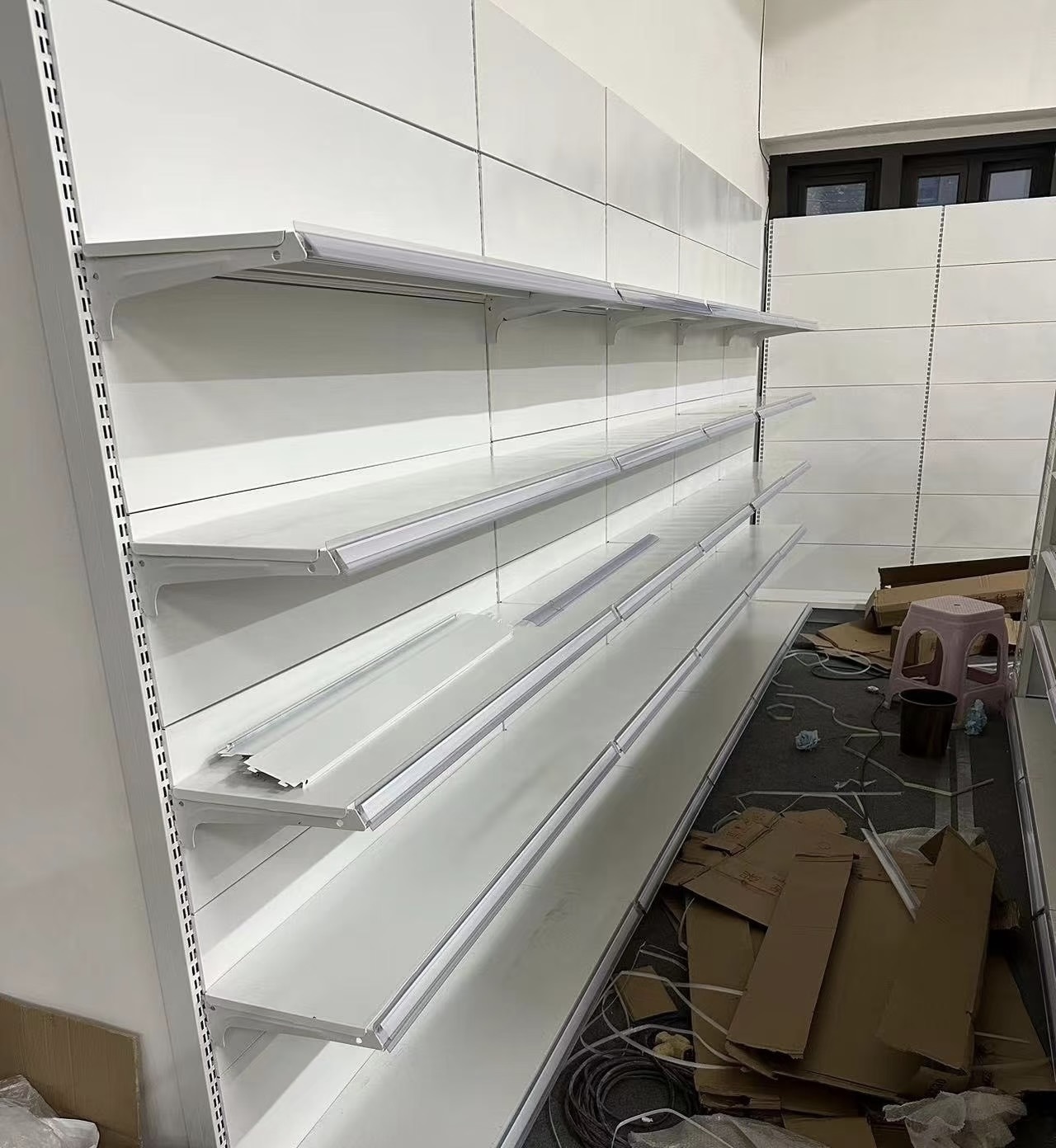 Prateleira traseira autoportante metálica reforçada PFT para supermercado, com revestimento em pó epóxi, 36-52 cm de profundidade, 60-120 cm de altura.