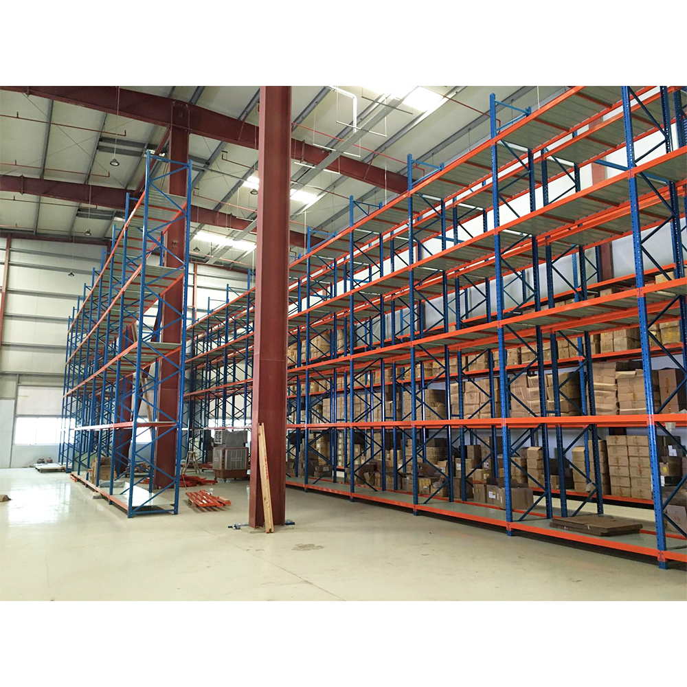 Estante de aço para armazenamento de materiais industriais de alta resistência.