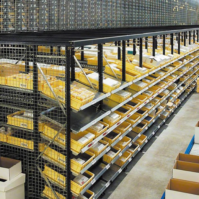 Sistema de armazenamento FIFO (First In, First Out) com estante de fluxo por gravidade para caixas de papelão em armazéns.