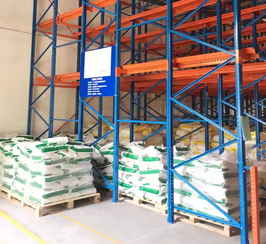 Sistema de paletização drive-in personalizável com aproveitamento de 100% do espaço e guarda-corpos de segurança metálicos de 5 camadas para armazéns, cortado a laser.