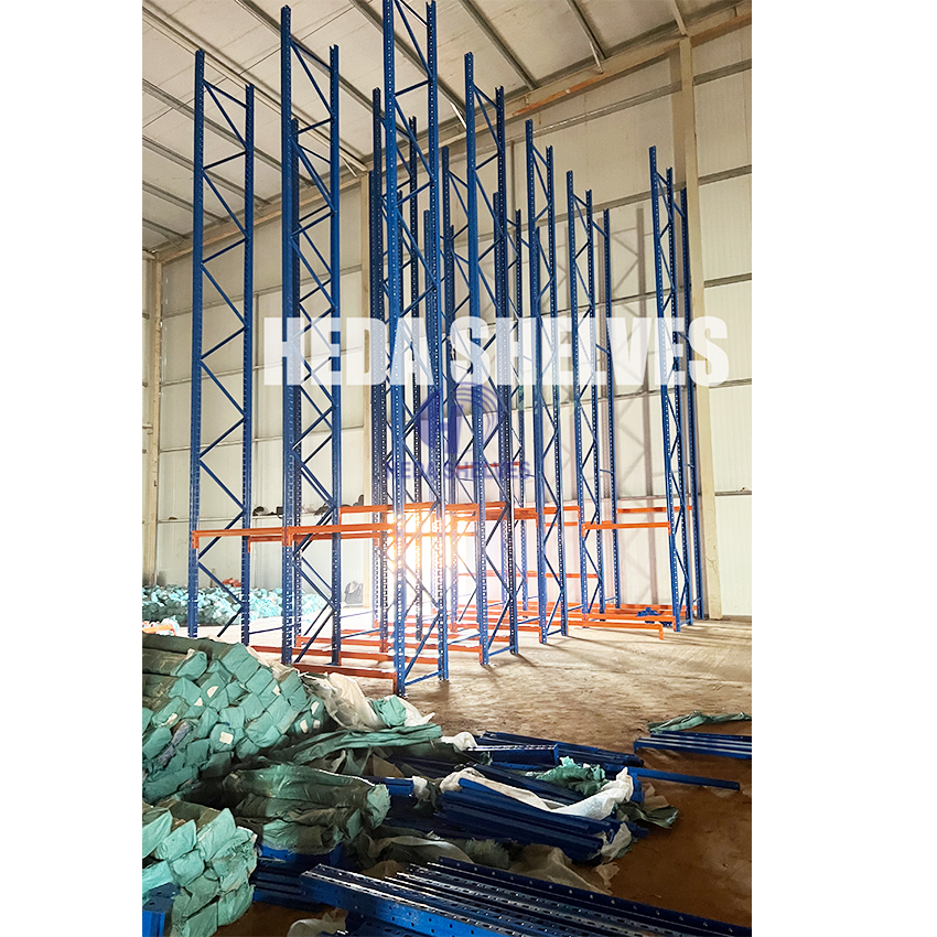 Sistema de estantes industriais para paletes, robusto e ideal para armazéns.