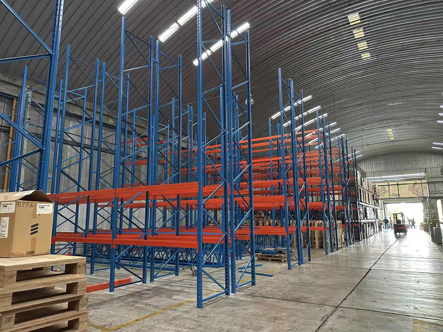 Estante de paletes industrial reforçada Mracking, com capacidade de 1000 kg, 2000 kg e 3000 kg por camada.