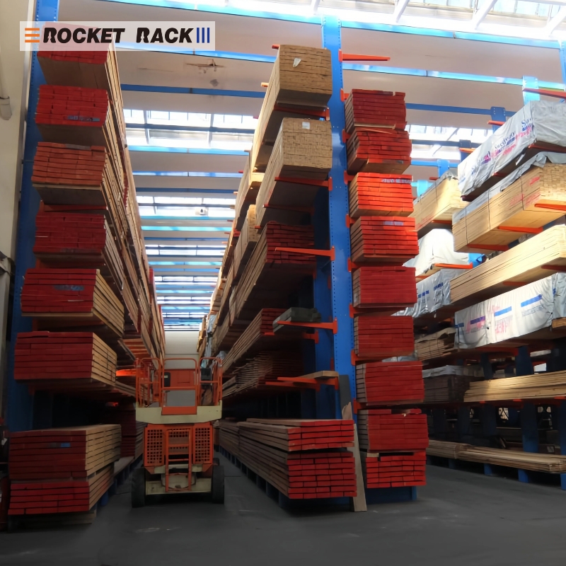 Sistema de estanteria industrial reforçada com prateleira cantilever ajustável para itens longos.