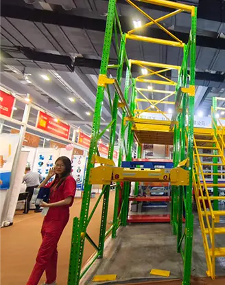 Estande de feira com foco em soluções de armazenamento