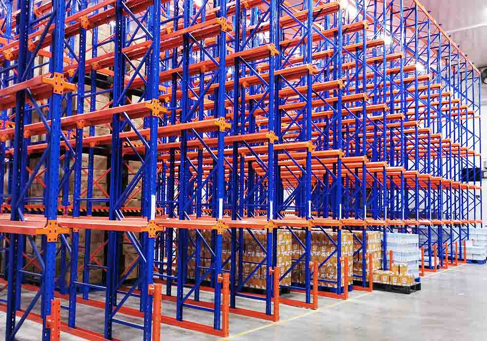 Sistema de estantes drive-in e shuttle para serviço pesado, com prateleiras móveis ajustáveis ​​em aço laminado a frio para armazéns. Construção reforçada.