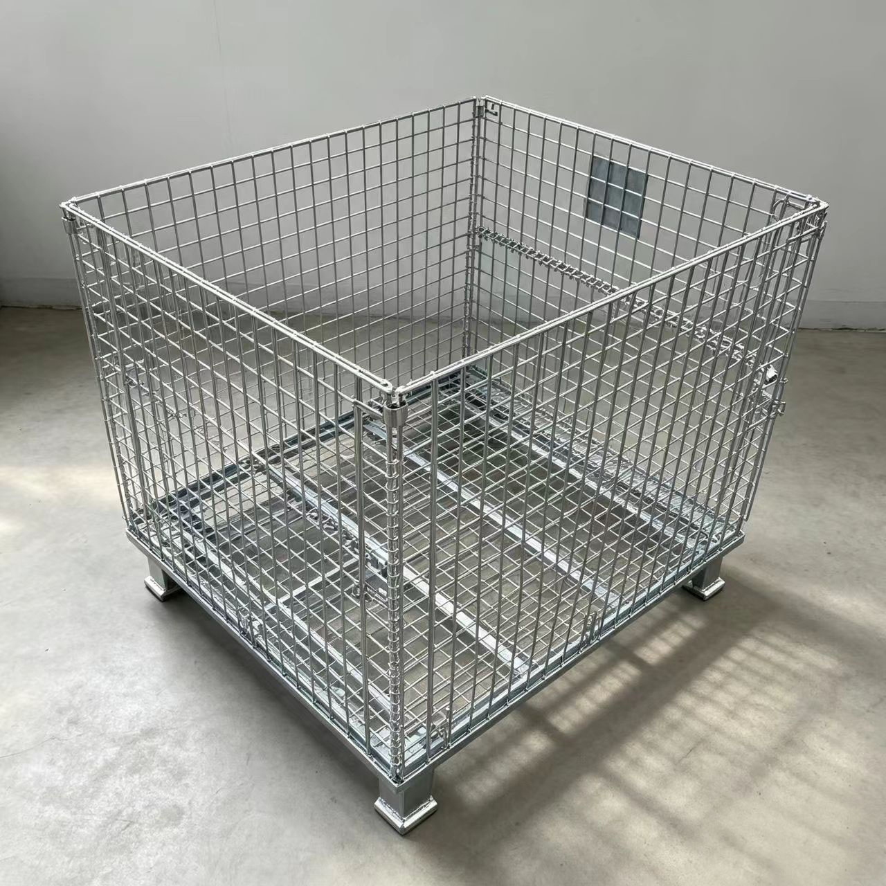 Contêineres de malha de arame galvanizado dobráveis, paletes de aço reforçado para transporte de carga e armazenamento em armazéns.