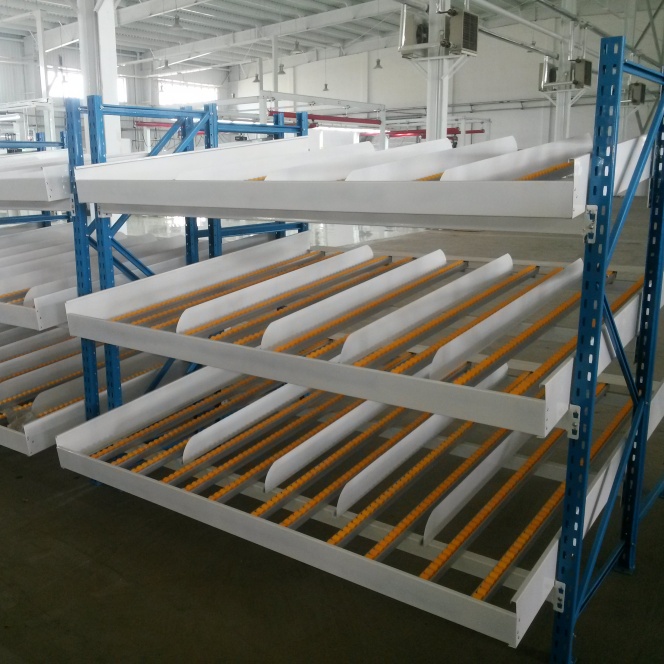 Sistema de armazenamento industrial de alta resistência com 5 camadas e alimentação por gravidade, ideal para armazéns e para otimizar a separação de pedidos de caixas e embalagens.
