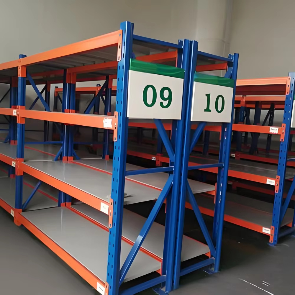 Estantes de armazenamento para armazém com revestimento em pó para proteção contra corrosão de metal. Estantes de grande vão.