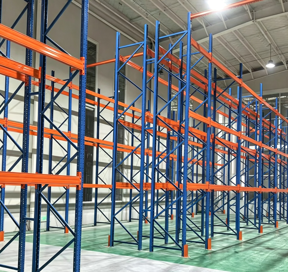Estante para paletes de montagem seletiva industrial para armazenamento pesado em armazéns.