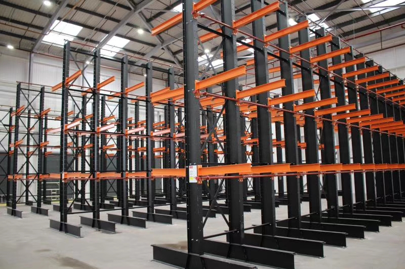 Sistema de estantes cantilever de aço reforçado com proteção contra corrosão. Design de 3 camadas para itens longos e estreitos.