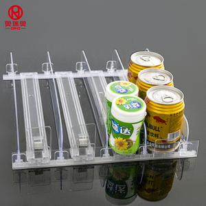 Sistema FIFO (First In, First Out) ajustável em plástico com divisórias transparentes para exposição de bebidas em lojas de varejo.