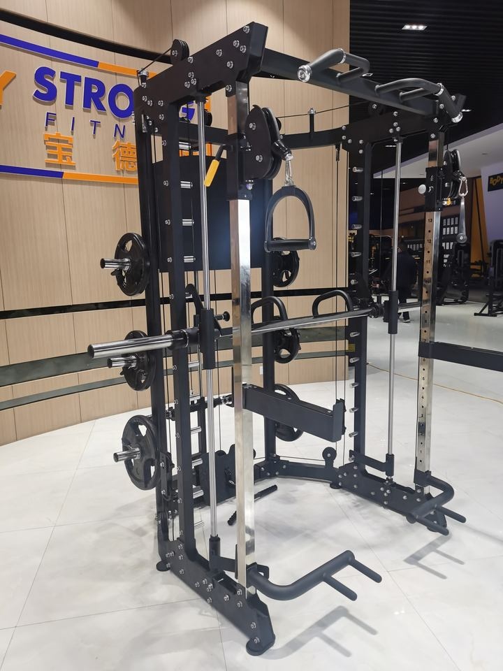 Equipamento multifuncional de ginástica com cabo para exercícios corporais, incluindo rack de agachamento e musculação, além de máquina Smith de aço.