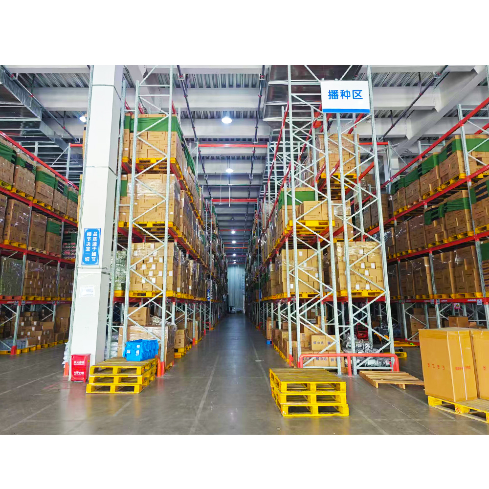 Estante de aço para armazenamento de materiais industriais de alta resistência.
