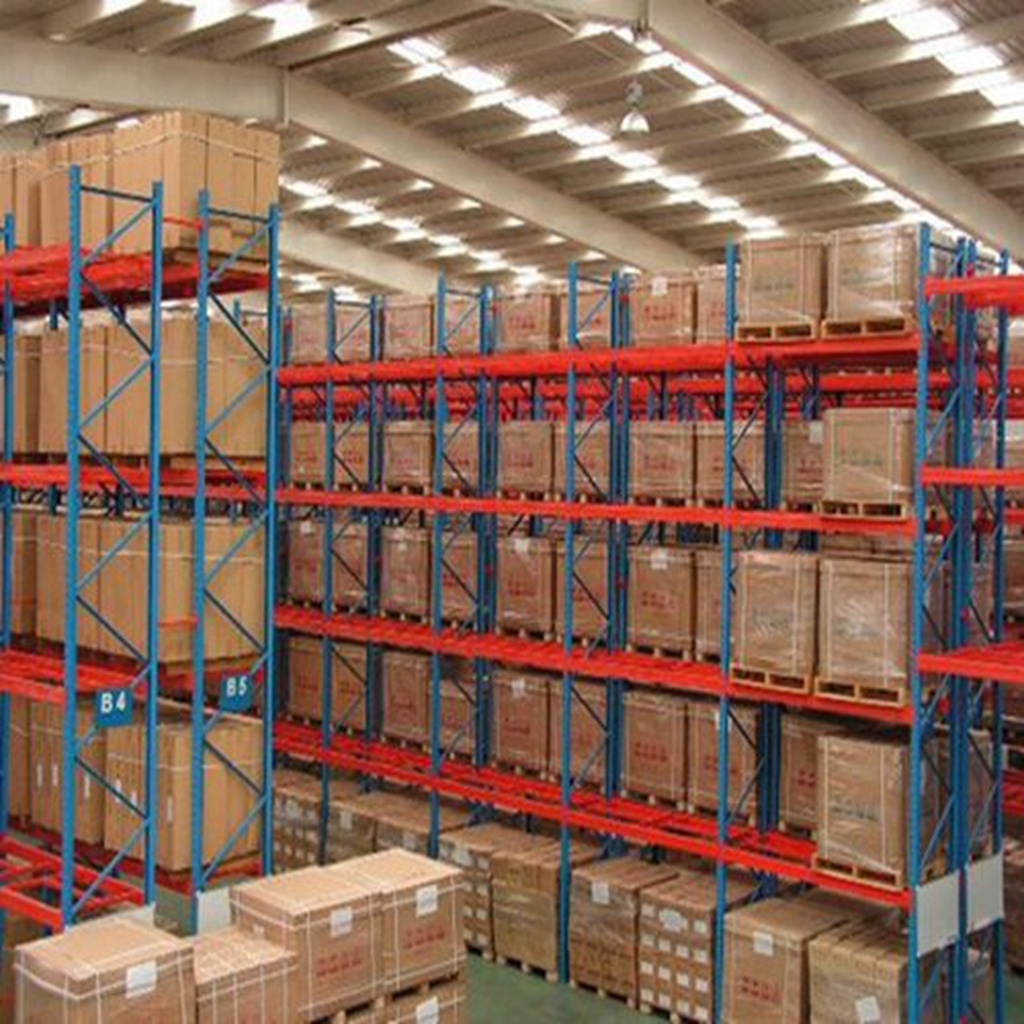 Estante porta-paletes industrial de alta capacidade com 5 camadas e sistema drive-in, ajustável, durável e com revestimento em pó antiferrugem.