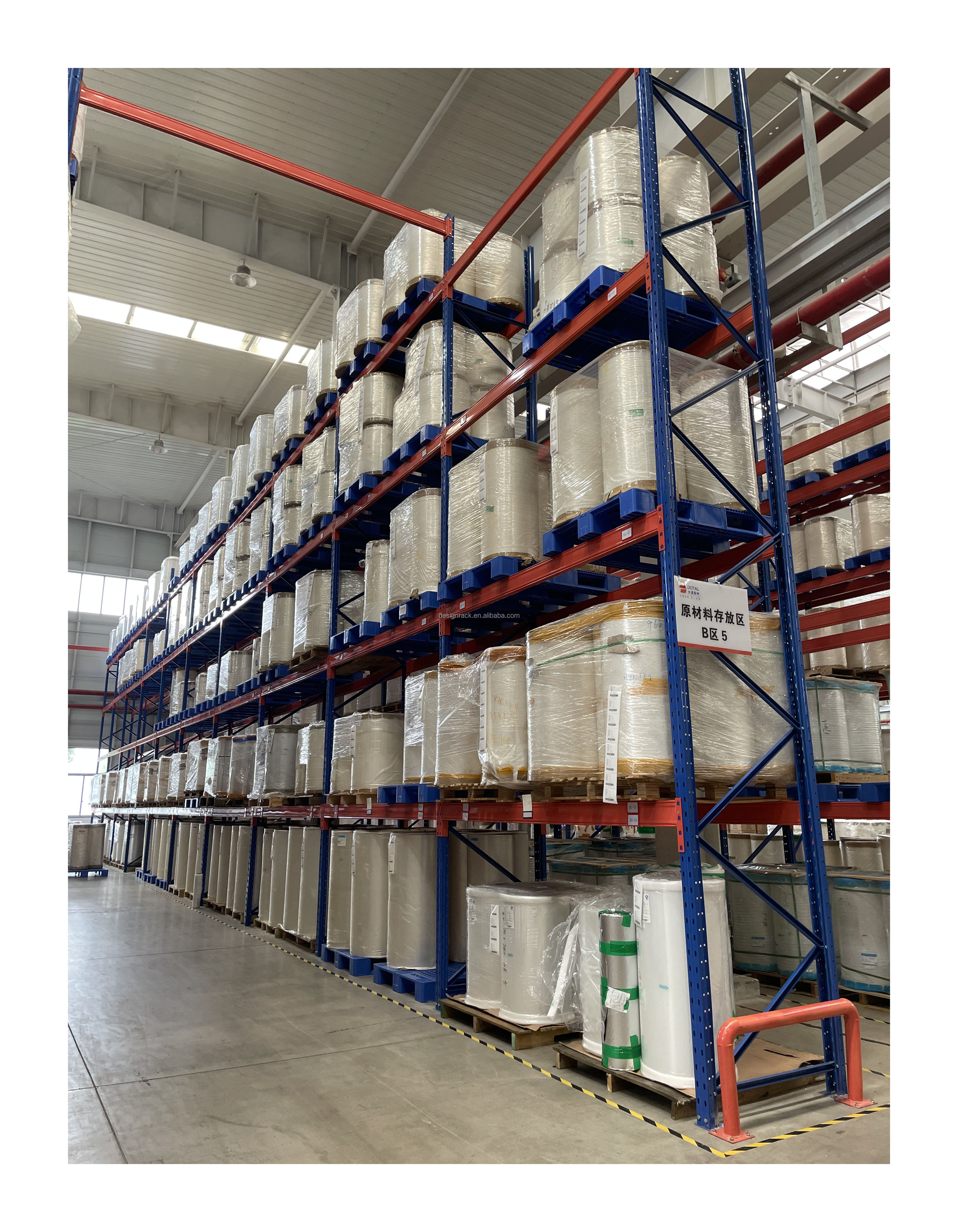 Solução de armazenamento que economiza espaço em armazéns, sistema de entrada para empilhadeira, estantes drive-in de alta densidade.