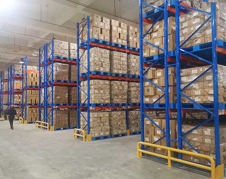Sistema de Porta-Paletes com Travamento e Montantes Reforçados