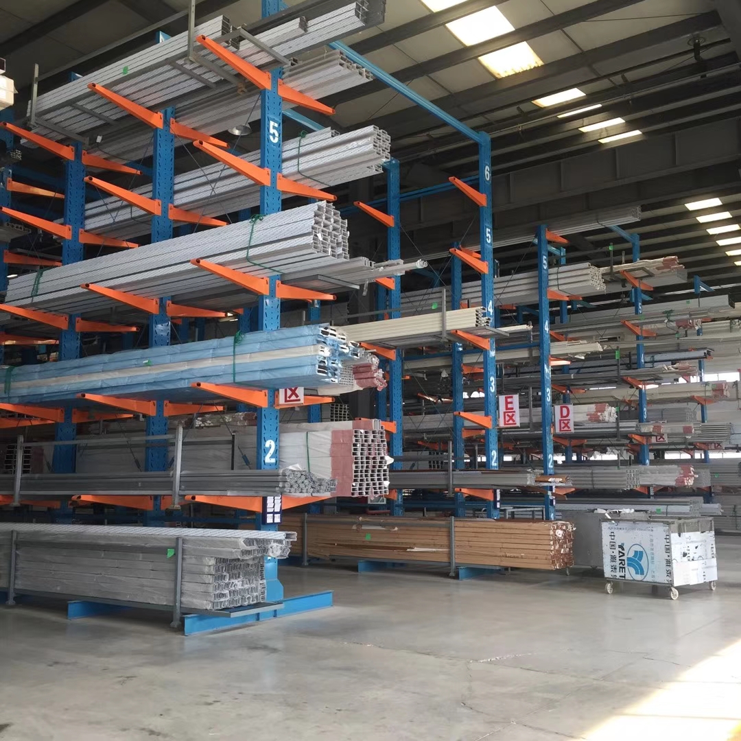 Sistema de estantes cantilever de aço reforçado com proteção contra corrosão. Design de 3 camadas para itens longos e estreitos.