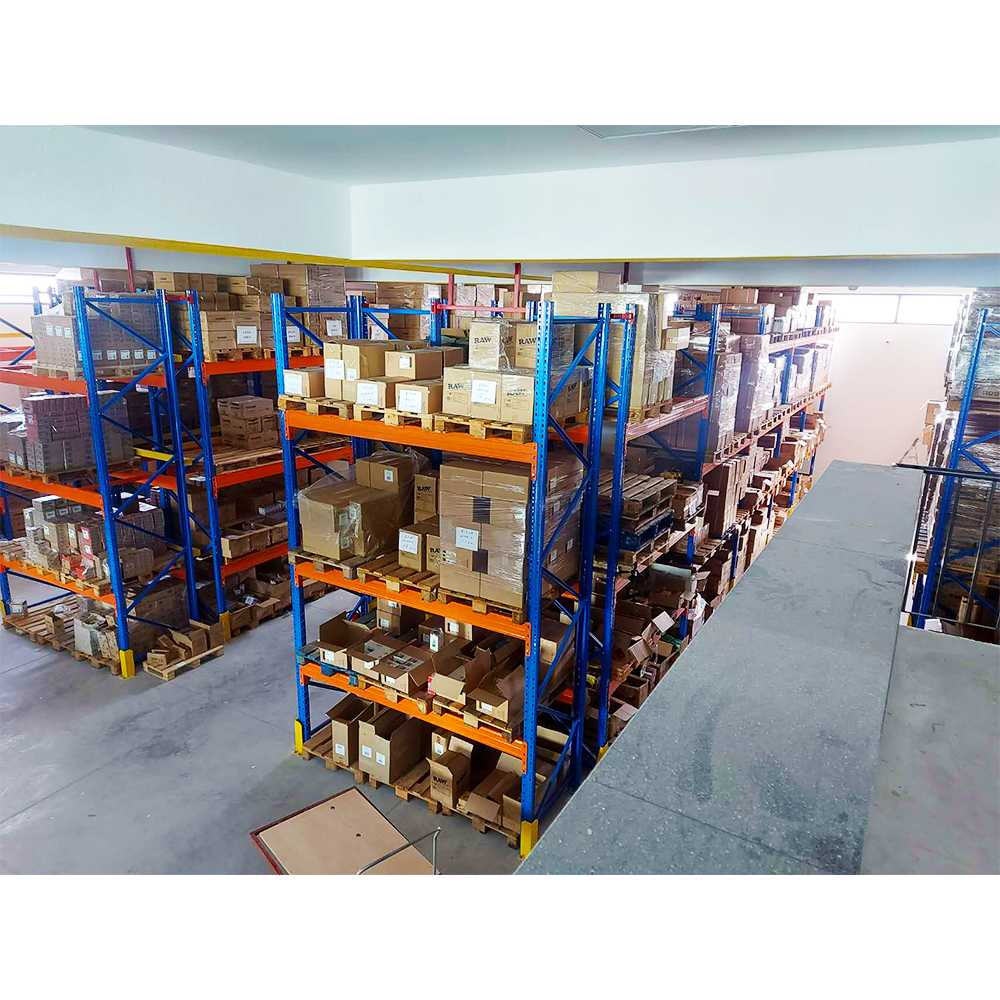 Estante de aço para armazenamento de materiais industriais de alta resistência.