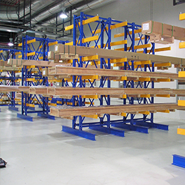 Sistema de estantes cantilever de aço reforçado com proteção contra corrosão. Design de 3 camadas para itens longos e estreitos.