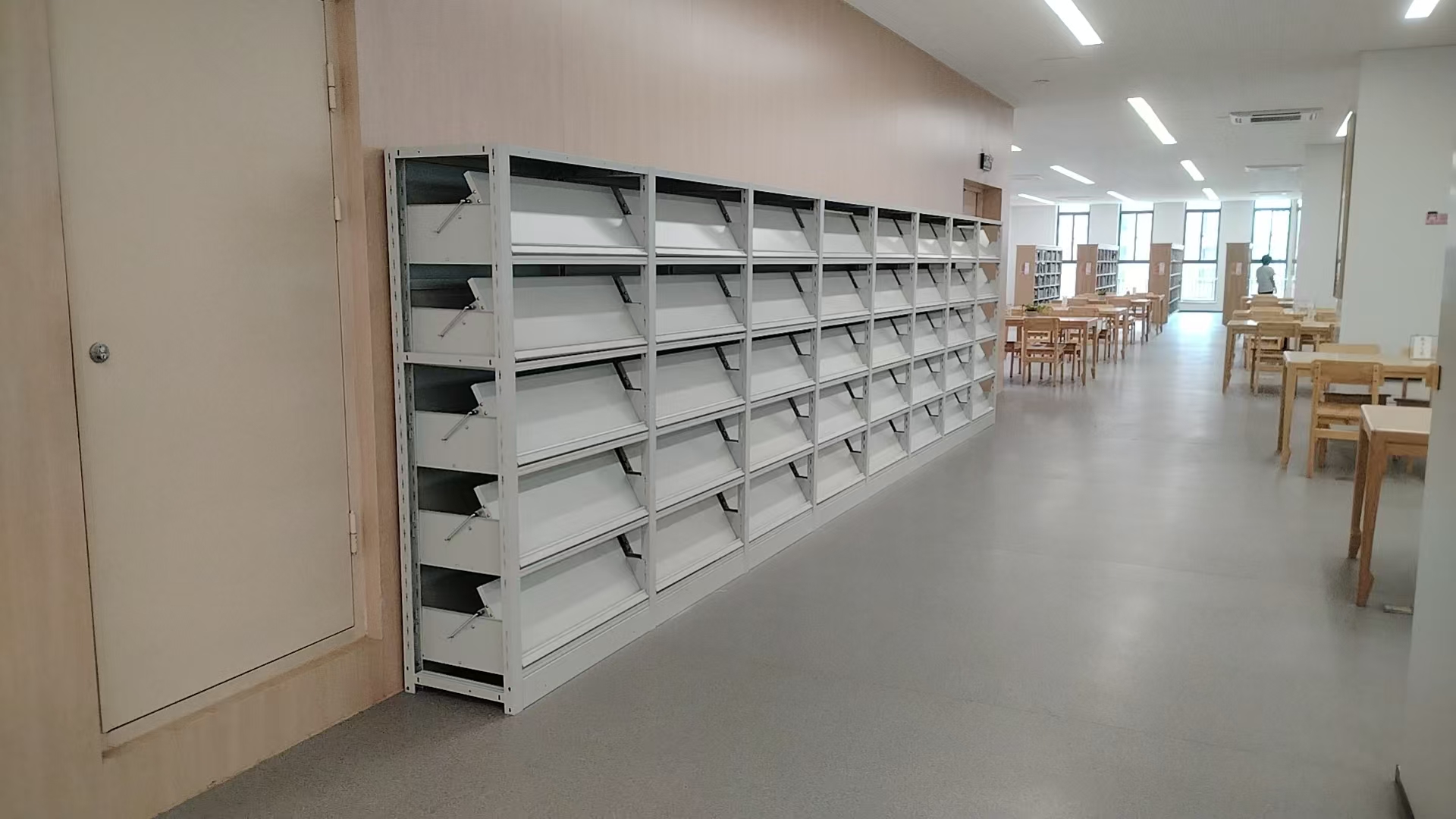 Estantes de aço personalizadas de dupla face - Design moderno, durável e ecológico para faculdades, escolas, hospitais e livrarias.
