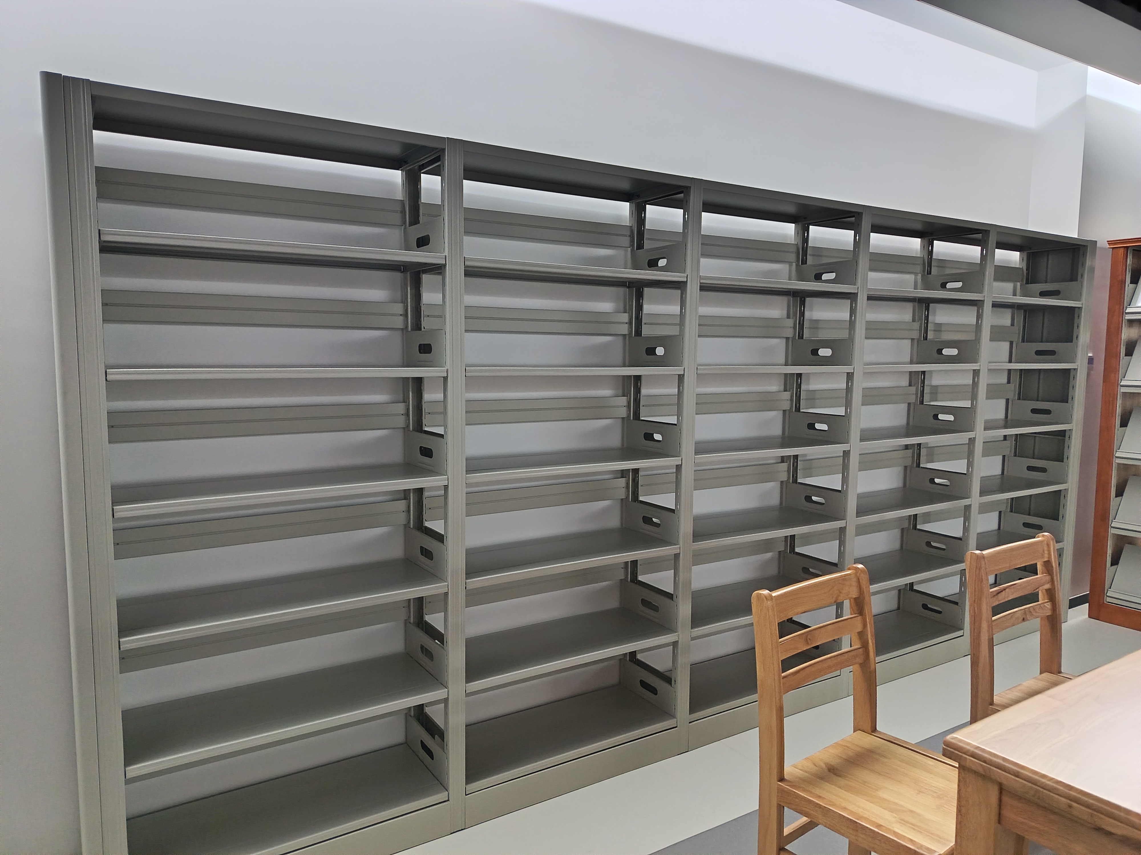 Estantes de aço personalizadas de dupla face - Design moderno, durável e ecológico para faculdades, escolas, hospitais e livrarias.
