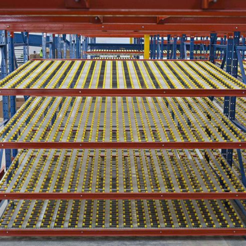 Sistema de estantes de aço para caixas de papelão, com proteção contra corrosão, que economiza espaço e é ideal para operações de armazenagem de caixas pequenas com separação rápida de pedidos.