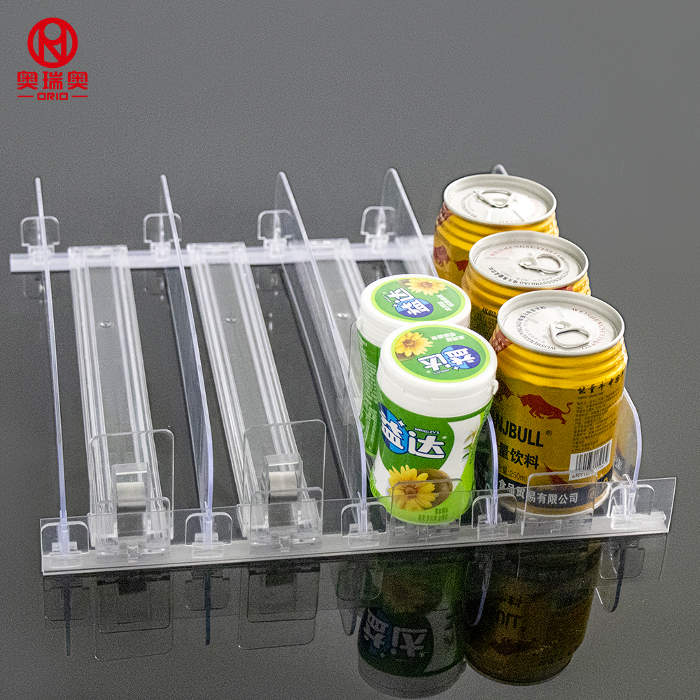 Sistema FIFO (First In, First Out) ajustável em plástico com divisórias transparentes para exposição de bebidas em lojas de varejo.