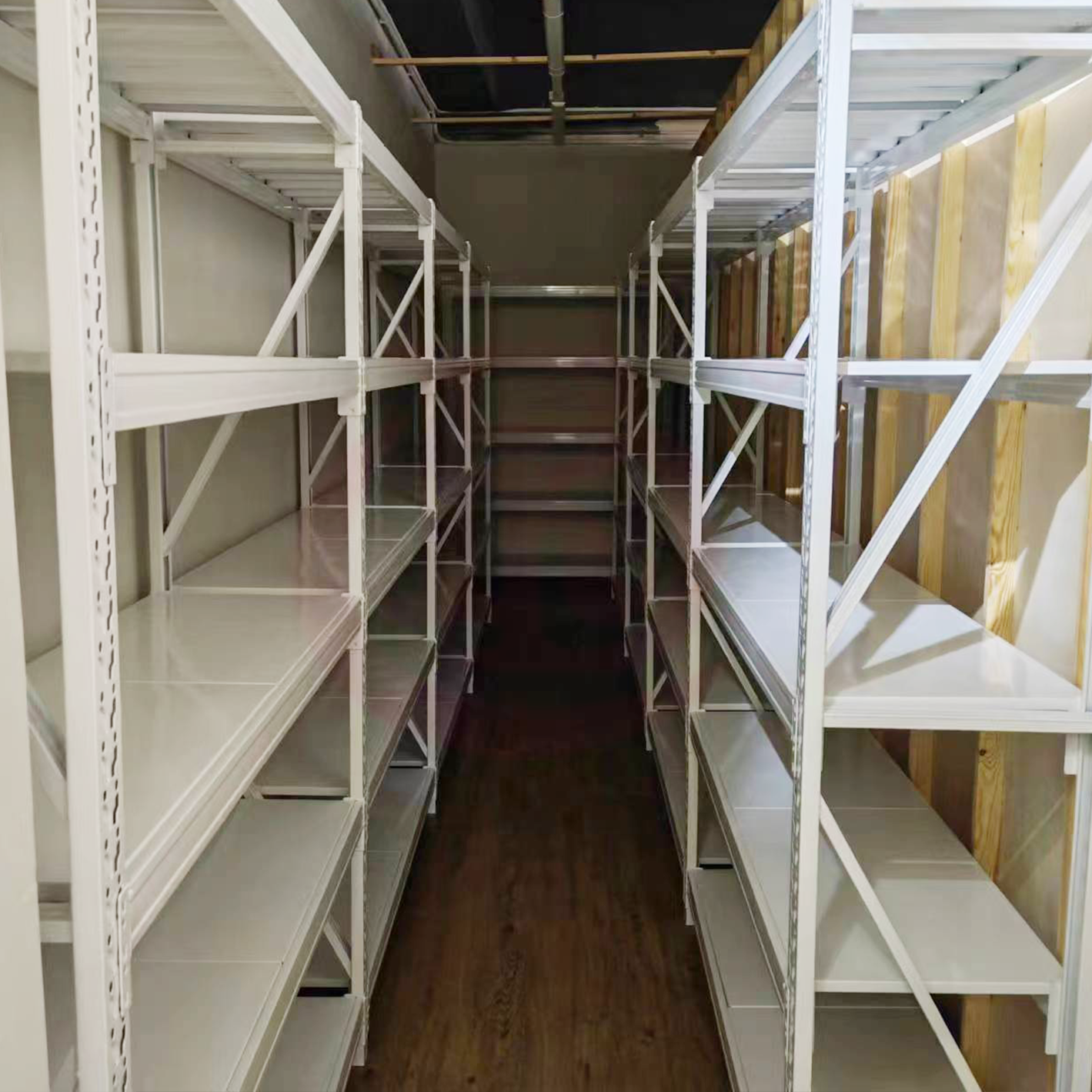 Estante reforçada com 5/6 camadas, capacidade de 300 kg, em aço laminado a frio, ajustável para armazenamento de alta densidade.
