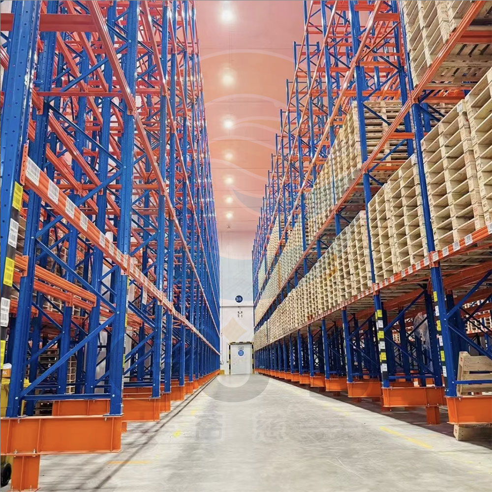 Sistema de estantes porta-paletes para armazém, estrutura industrial reforçada em metal, prateleiras para armazenamento e empilhamento de paletes.