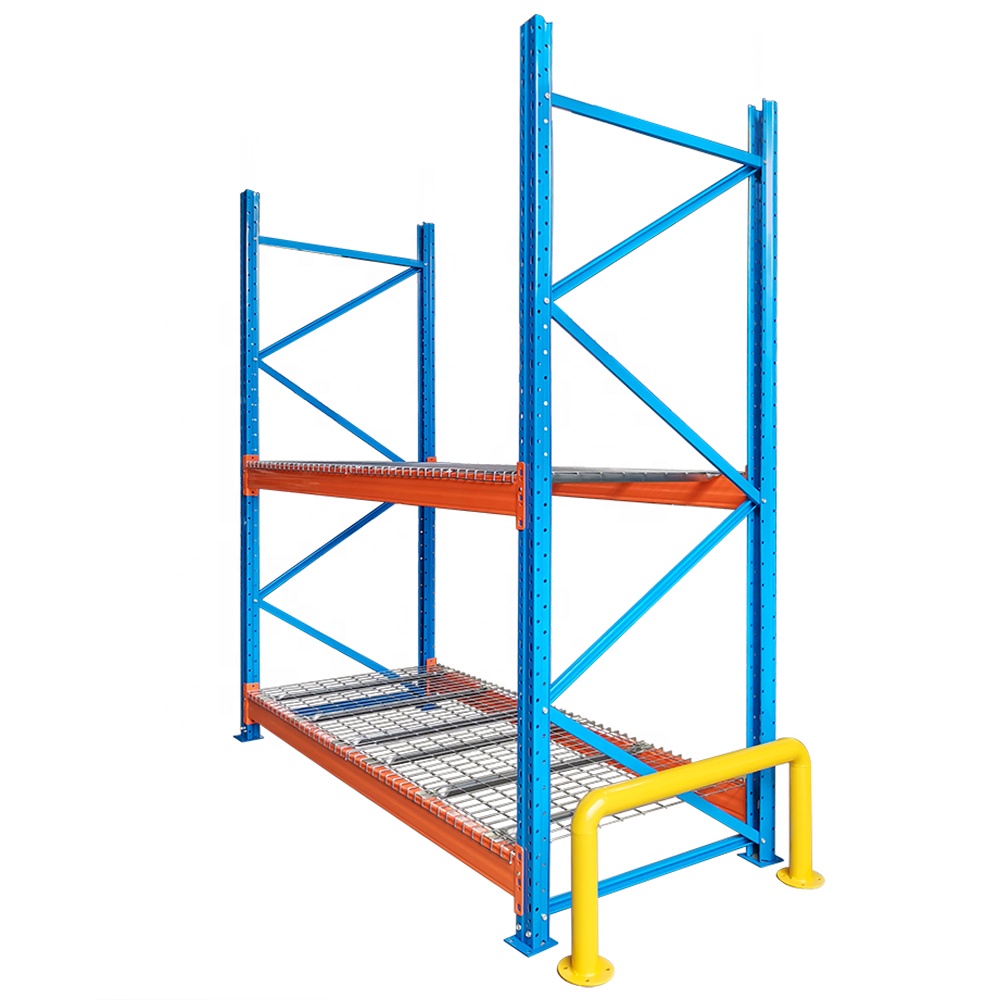 Estante porta-paletes para armazém com capacidade de carga de 2500 kg e plataforma de malha metálica.